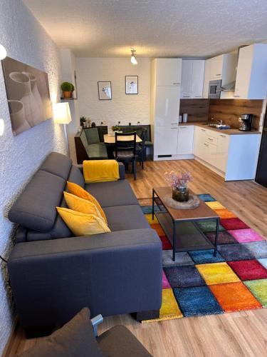洛伊塔施Weidach Zentrum的带沙发的客厅和厨房