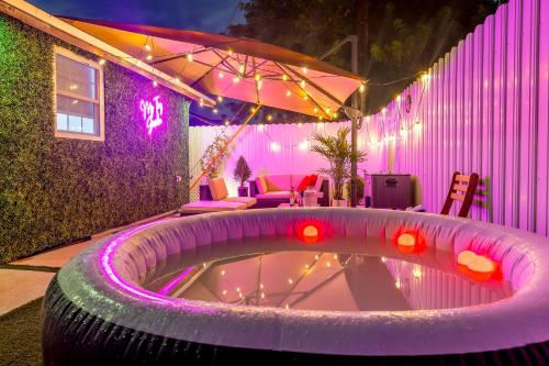迈阿密花园Smart Tiny House Garden的一个带紫色灯的大浴缸