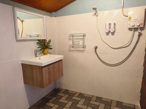 俊穆岛Kohjum Seafront Resort的一间带水槽和淋浴的浴室