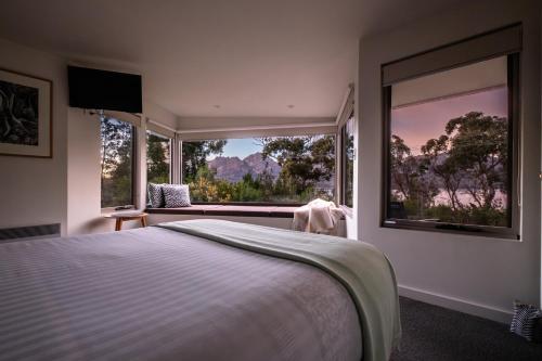 科尔斯湾Driftwood的一间卧室设有一张床和一个大窗户