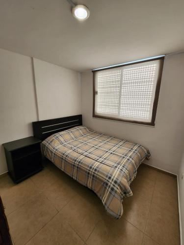 阿特利斯科Rinconada Cabrera的一间小卧室,配有床和窗户