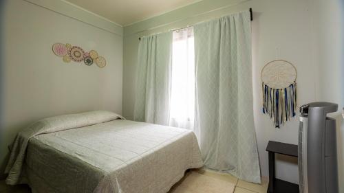 福尔图纳Casa Las Tres Marias的一间卧室设有一张床和一个窗口