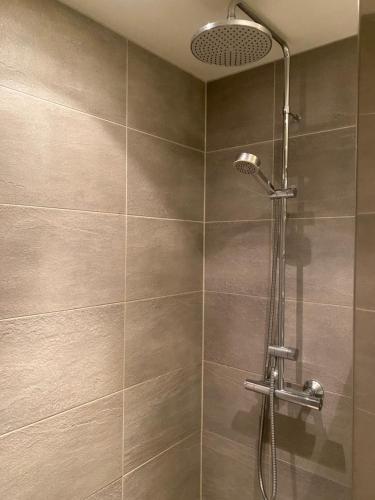 奥斯陆Rom # 1 Appartmenthotell Oslo的浴室内配有淋浴和头顶淋浴