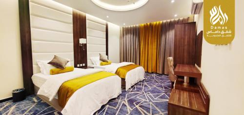 Al Maraghahداماس للأجنحة الفندقية Damas Hotel Suites的一间酒店客房,房间内设有两张床