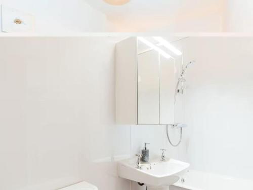 道格拉斯堡Middle Byre的白色的浴室设有水槽和镜子