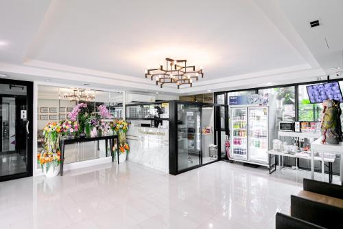 曼谷Ruan Plaisoi Apartment的花瓶和吊灯的商店