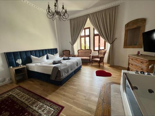 武尔岑乌尔岑城堡酒店的一间卧室设有一张床和一间客厅。