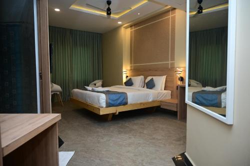 普里Pipul Ocean View Resort的酒店客房,设有两张床和镜子