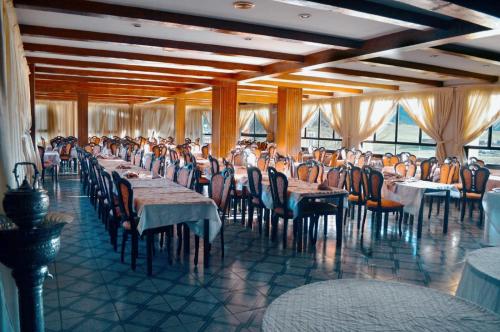 艾兹鲁Amrouss touristic DarMaroc的用餐室设有桌椅和窗户。