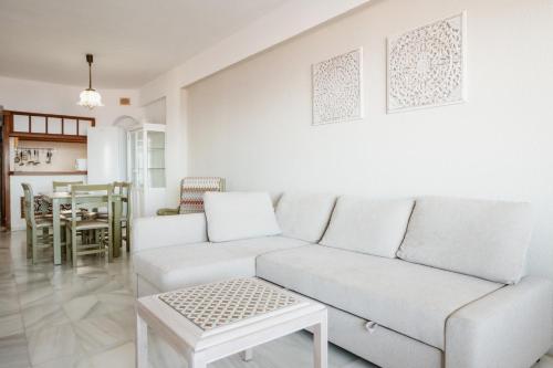 阿德耶Club Atlantis Aparthotel Ocean View的白色的客厅配有白色的沙发和桌子