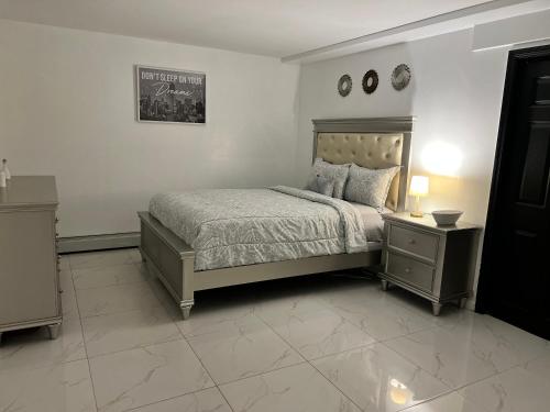 JamaicaMiad’s Guest House的一间卧室配有床和2个床头柜