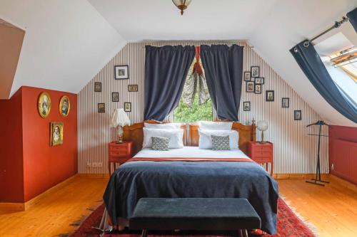 Saint-CoulitzLes Pierres Bleues的一间卧室设有一张大床和一个窗户。