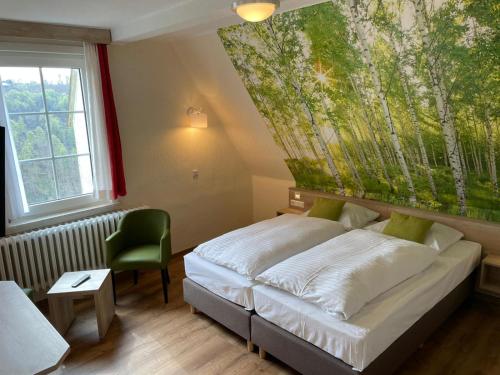 圣安德里斯伯格Berghotel Glockenberg的一间卧室配有一张壁画床
