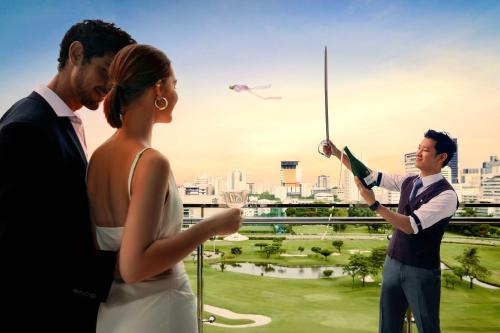 曼谷曼谷瑞吉酒店的看着风筝的少女和新郎
