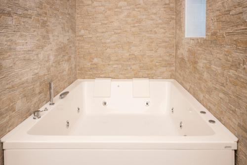 庞贝Qu4ttro I Domus47 Pompei的砖墙浴室内的白色浴缸