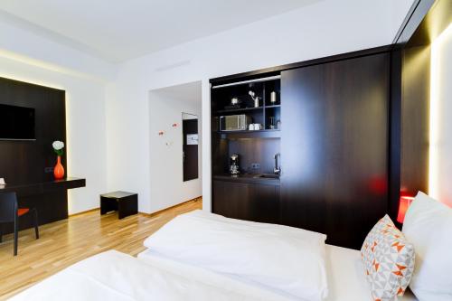 海德堡博丁哈斯7天酒店的卧室配有白色的床和黑色墙壁