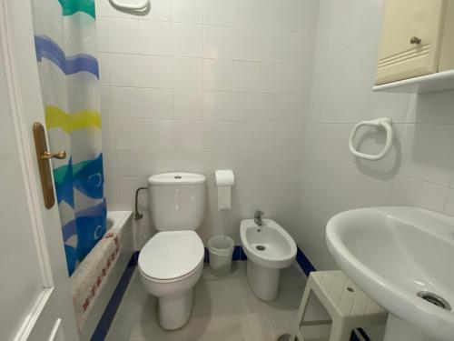诺沃桑克蒂佩特里Apartamento Costa de Sancti Petri by Chiclana Dreams的一间带卫生间和水槽的小浴室