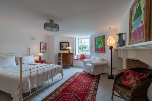巴斯Somerset House Apartment - Charming Period 1BD的一间卧室配有一张床和一个壁炉