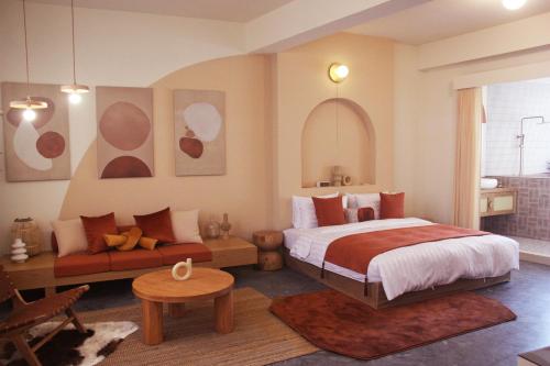 台南二館民宿的一间卧室配有一张床和一张沙发