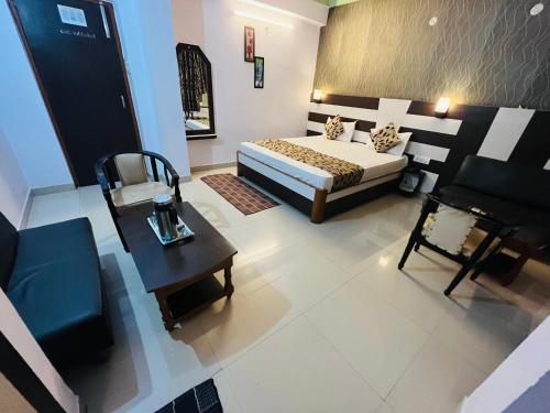 巴特那Hotel Mani International的卧室享有空中景致,配有1张床和1张桌子