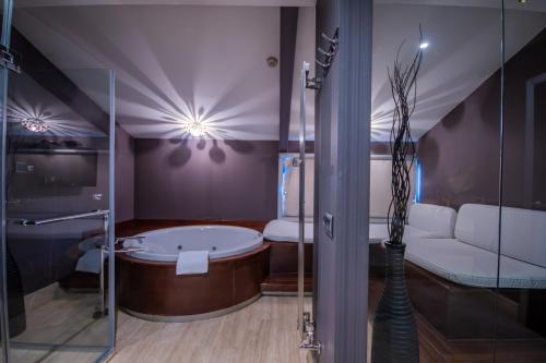 伊斯坦布尔Vernazza Suites Hotel的一间带浴缸的浴室位于客房中间