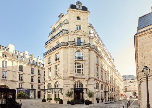 巴黎皇宫大酒店的大街上一座高大的白色建筑,有钟楼