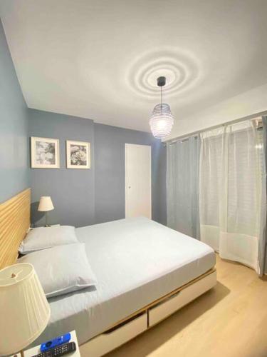 戛纳Le Sun Valley - Vidéoprojecteur et Terrasse Zen的卧室配有一张白色大床