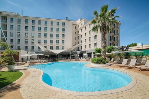 巴勒莫NH巴勒莫酒店的酒店前方的大型游泳池
