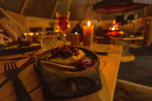 罗瓦涅米Skyfire Village Igloos的桌上的食盘,带蜡烛