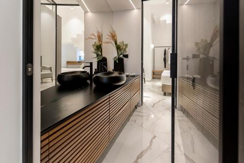 雅典New Villa In Downtown的一个带两个盥洗盆的柜台浴室