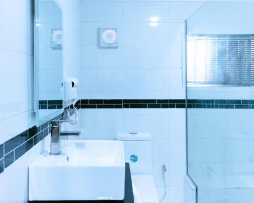 伊洛林No.8 Boutique Hotel的浴室配有卫生间、盥洗盆和淋浴。