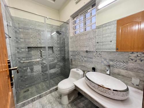 伊斯兰堡Luxury Holiday Home in Islamabad的浴室配有卫生间、盥洗盆和淋浴。