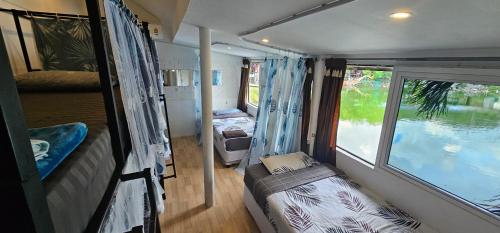 哈林海滩Hideout Hostel的小房间设有床和窗户