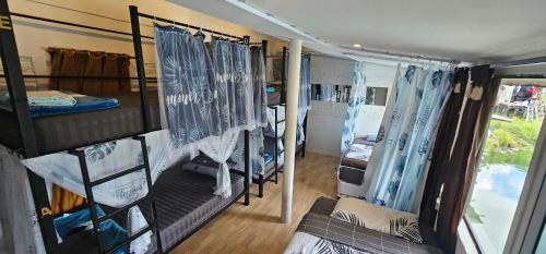 哈林海滩Hideout Hostel的一间房间,配有一张位于Rv的双层床