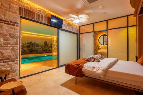 伊斯坦布尔Emirtimes Hotel&Spa - Tuzla的一间卧室设有一张床和砖墙