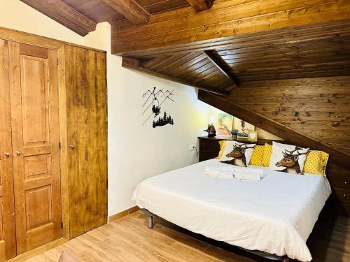 DurroApartament Immovall的一间卧室设有一张带木制天花板的大床
