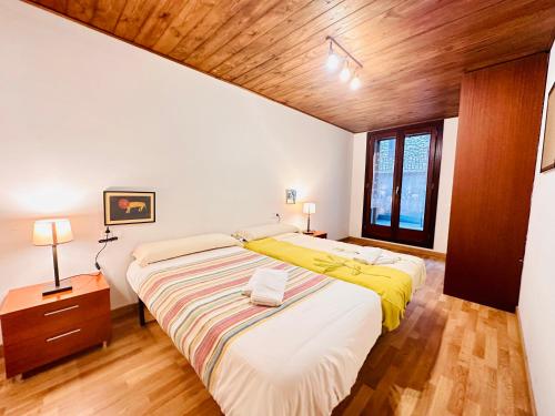 巴鲁尔拉BA12 IMMOVALL BARRUERA的一间卧室设有一张大床和木制天花板