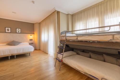 图德拉圣玛丽亚酒店的客房设有两张双层床和一扇窗户。