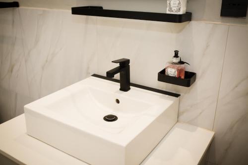 帕尔Doran Vineyards的白色浴室水槽和黑色水龙头