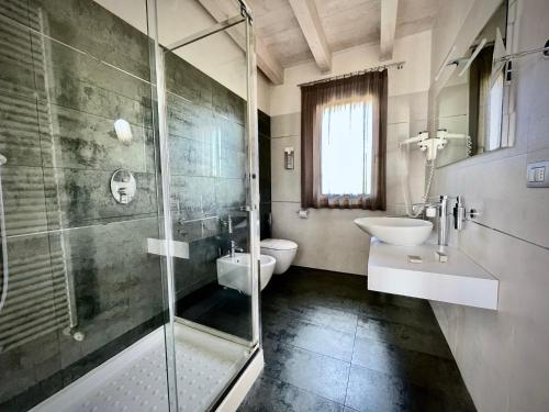 莫尼加La Giolosa Gardapartments的带淋浴、卫生间和盥洗盆的浴室