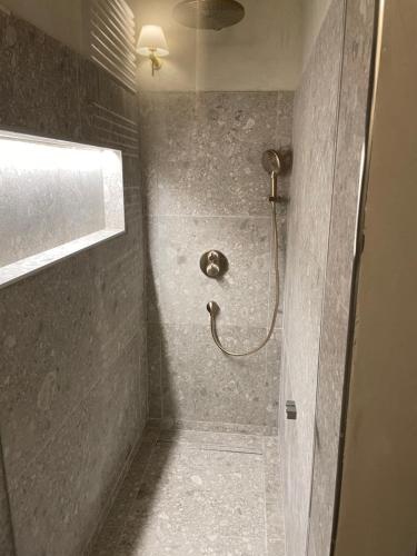 FabbricoA chalet in the Italian countryside的带淋浴的浴室(带石墙)