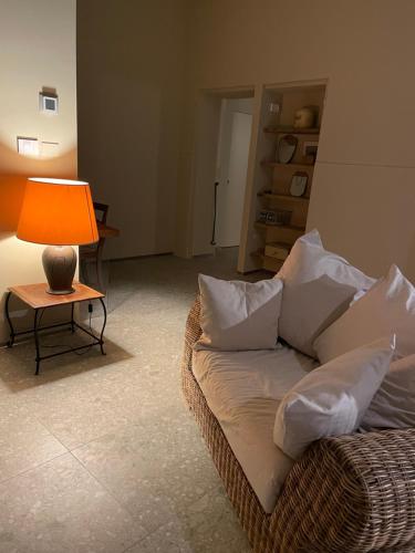 FabbricoA chalet in the Italian countryside的客厅配有沙发和带台灯的桌子