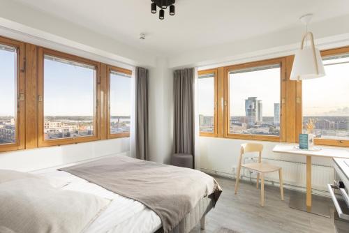 赫尔辛基Noli Sörnäinen的卧室配有一张床、一张书桌和窗户。