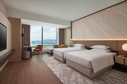 常熟常熟昆承湖凯悦酒店 的酒店客房设有两张床和一台平面电视。