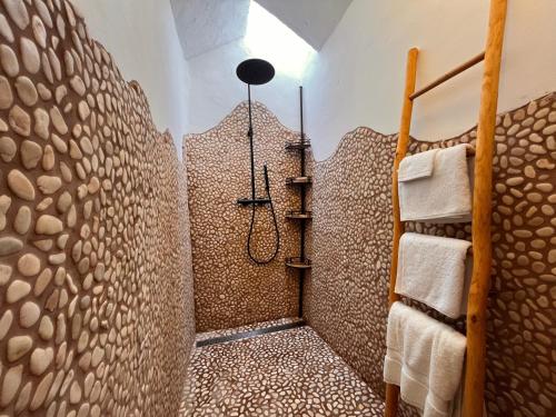 伊维萨镇Boutique Hostal La Curandera de Salinas的浴室设有由木片制成的淋浴