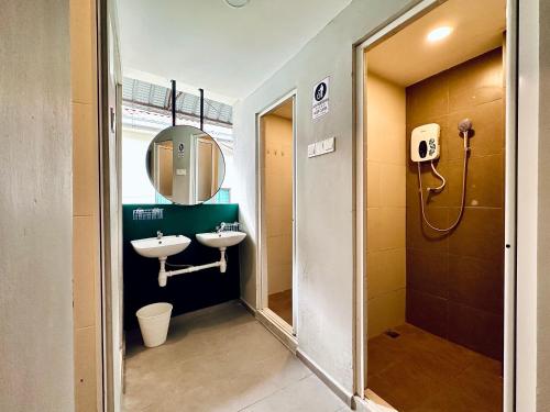 乔治市Georgetown landed Guest House的浴室设有2个水槽和镜子