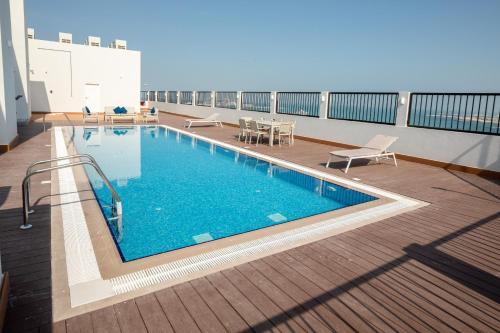 多哈Royal sherao hotel فندق شراعوه الملكي的建筑物屋顶上的游泳池