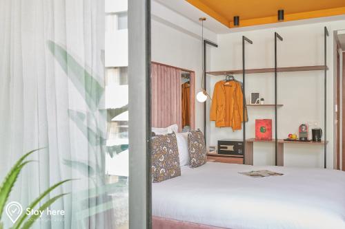 拉巴特Stayhere Rabat - Agdal 4 - Hotel的一间卧室设有一张床和一个窗口