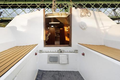 维亚纳堡Happy Sailor的船上的浴室,带镜子