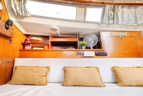 维亚纳堡Happy Sailor的船上的一张床铺和两个枕头